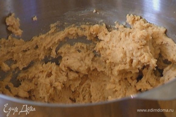 Муку перемешать с разрыхлителем, солью, мускатным орехом и, не выключая комбайна, порциями всыпать в масляно-яичную смесь.
