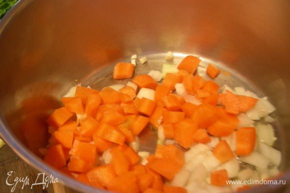 В кастрюле разогреваем масло и обжариваем 3-4 минуты лук, чеснок и морковь.