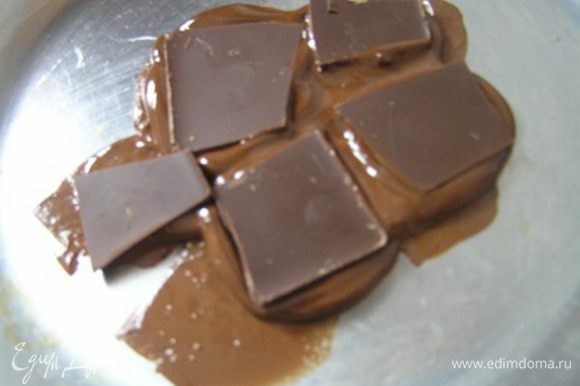 Темный шоколад поломать на кусочки,