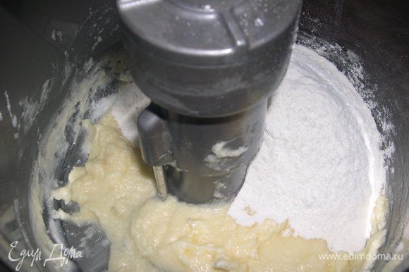 Добавим белок комнатной температуры, ванильный сахар размешать.Добавить муку,замесить мягкое тесто.