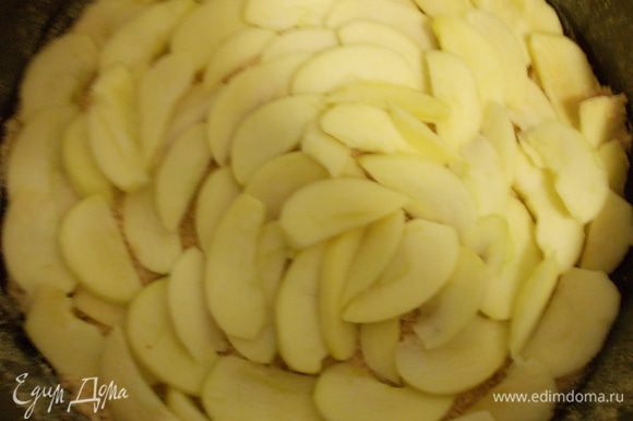 Яблоки почистить, разрезать на тоненькие дольки, выложить на печенье
