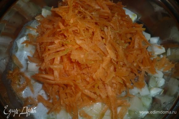 морковь натереть на терке, лук нарезать мелко и спассеровать на сливочном масле