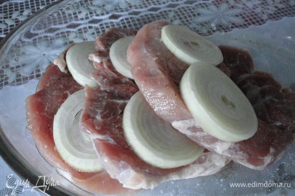Присолить и присыпать перцем с двух сторон каждый кусочек мяса и уложить в форму для запекания.