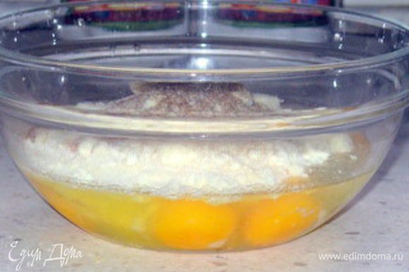 Взбить яйца с манкой, тертым сыром, щепоткой мускатного ореха, солью и перцем.