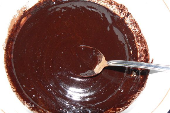 Растопить масло, добавить шоколад, какао порошок, размешать хорошо. Добавить сахар и джем.
