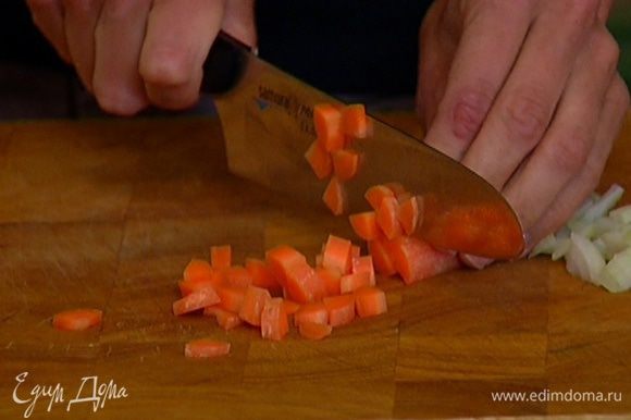 Лук и морковь почистить и нарезать кубиками.