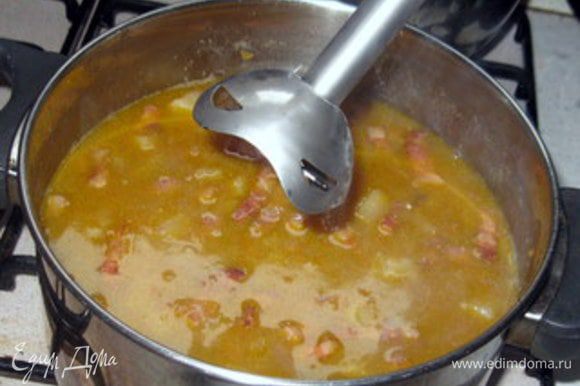 Готовый суп посолить и поперчить по вкусу, выключить и погружным блендером перемолоть слегка (всего несколько нажатий на кнопку «старт») суп, чтобы предать его консистенции кремообразность.