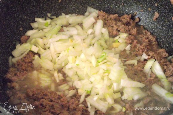 затем добавить лук, чеснок и корицу: готовить, помешивая, пока лук не станет мягким.