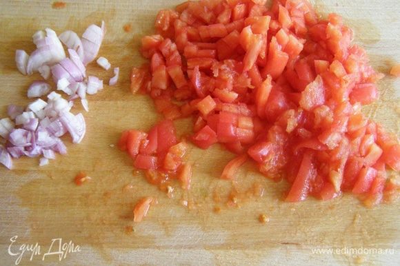 Мелко нарежем лук-шалот и очищенные помидоры