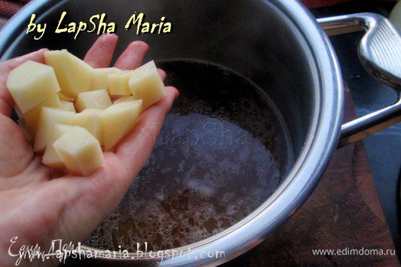 Очистить картофель, морковь и лук. Картофель нарезать на кубики небольшого размера и добавить в суп. Варить минут 10.