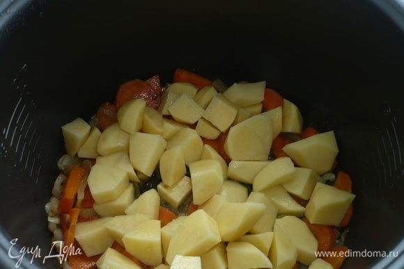 добавить нарезанную кубиками картошку и обжаривать минут 10
