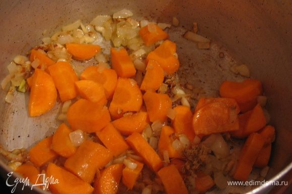Далее - морковь,подливаем немного воды и протушим минуты 3.