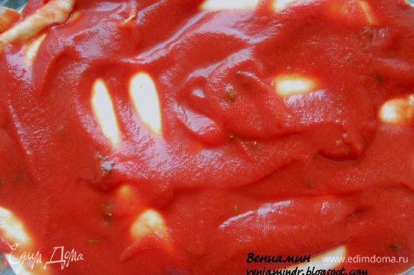 Поверх распределить томатный соус. Запекать в предварительно разогретой до 170+-духовке, минут 15.