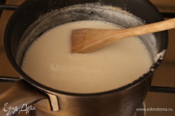 Молоко с желатином поставьте на огонь, и нагревайте, не давая закипеть. Нужно постоянно помешивать, чтобы желатин полностью растворился в молоке. Снимите с огня, дайте остынуть.