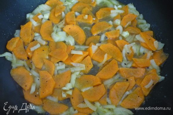 Морковь и лук измельчить и обжарить. Добавить томатную пасту, немного грибного бульона и черный перец горошком, предварительно растертый в ступке. Тушить 10 минут.