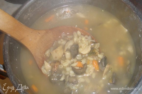 Выкладываем зажарку в суп, все перемешиваем, пробуем на соль. Лавровый лист надо вытащить. Готовый суп подаем со сметаной и укропом.