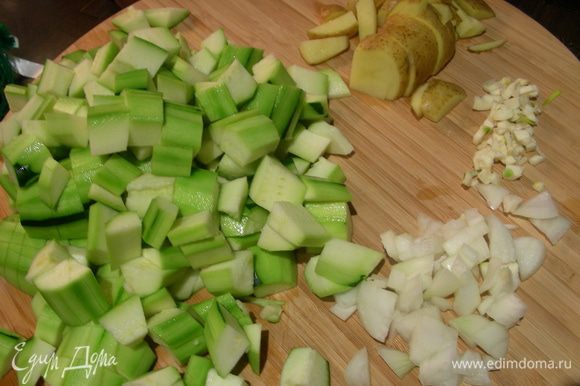 Картофель, лук и цукини (кроме 1 половинки) режем кубиком, чеснок измельчаем.