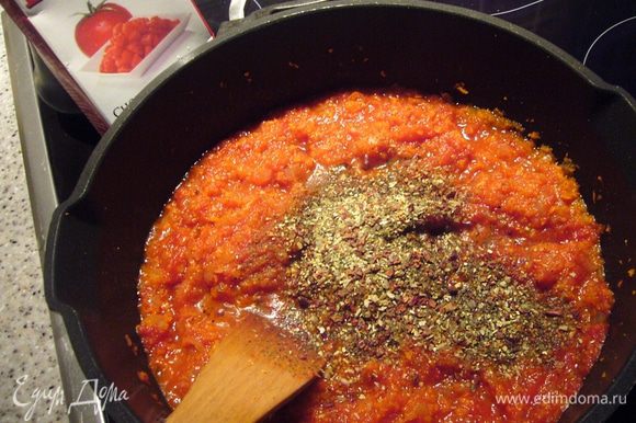 В это время готовим рагу. Лук и морковь мелко режем (я морковь измельчала в блендере). Оливковое масло хорошо прогреваем в глубоком сотейнике, обжариваем на среднем жару лук до прозрачности, добавляем морковь и продолжаем обжаривать 5 мин. Затем выкладываем томаты в собственном соку. Сразу добавила приправу "Песто с томатами и базиликом" и солёные перчики чили. Тушим овощи минут 15, потом добавляем горячий бульон и тушим ещё примерно 15-20 мин. Через указанное время перец чили убираем, вливаем вино и продолжаем прогревать соус на малом жару 10 мин.