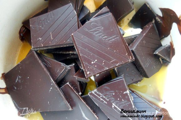 Мятный шоколад поломать и вместе с маслом растопить на медленном огне, или на водяной бане, помешивая.