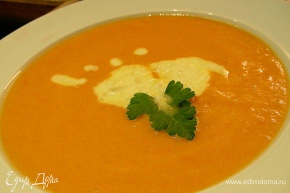 Разливаем суп по тарелкам, добавляем пару ложек имбирного крема и подаем. Приятного аппетита))