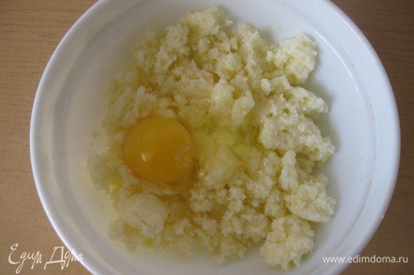 Масло разотрите с сахаром, добавьте яйца, перемешайте. Муку отдельно смешайте с разрыхлителем.