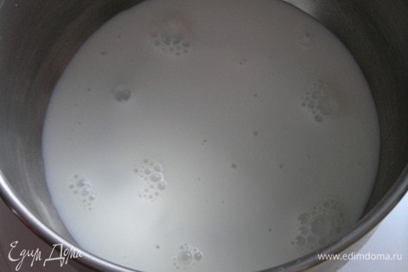 Приготовить крем. Залить желатин водой и дайть ему набухнуть. Молоко довести до кипения, снять с огня, добавить сироп и перемешать.