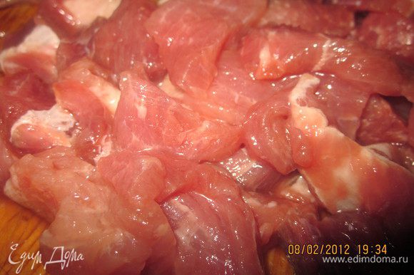 Итак, соус и мясо готовятся отдельно, затем совмещаются вместе и подаются с гарниром. Приготовим сначала мясо – мясо жарят в кляре, это очень важно.Режем ломтиками свинину.