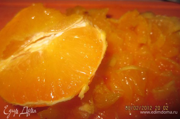 Апельсин нарежем мелкими кубиками и вместе с выделившимся соком в сковороду опустим.