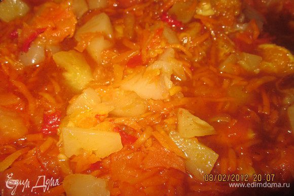 Полученную фруктово-овощную смесь тушим в течение 5-10 минут. Подольем чуть ананасового сока из банки.