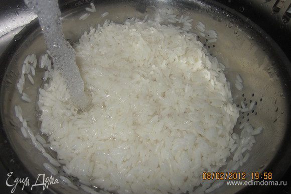 Теперь гарнир.Отвариваем рис минут 10-15 после закипания.Он не должен быть сильно мягким.Сольем воду,промоем,еще раз сольем.