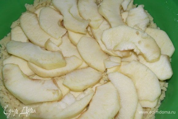 Очистить яблоко от кожуры,тонко порезать его и выложить на тесто