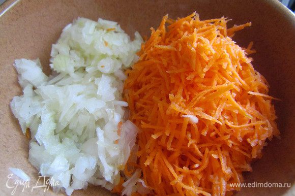 Порезать мелко лук и натереть на мелкой терке морковь