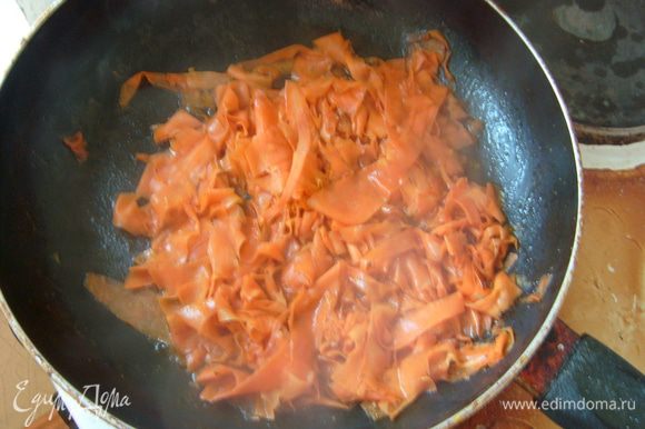 На раскаленную сковороду положить сливочное масло, сахар, куркуму. Выложить морковь и протушить 5-7 минут. Добавить лимонный сок.