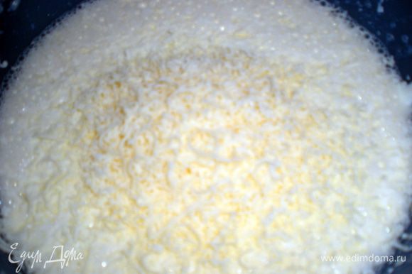 Яйца взбить со сметаной и сыром,добавить цедру и сок лимона,укроп,посолить и поперчить.