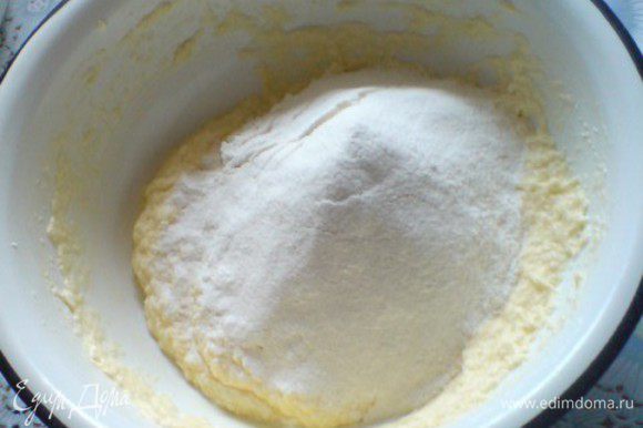 Добавить просеянную муку(я добавила сначала половину),разрыхлитель(или соду),ванильный экстракт и вымешать тесто.