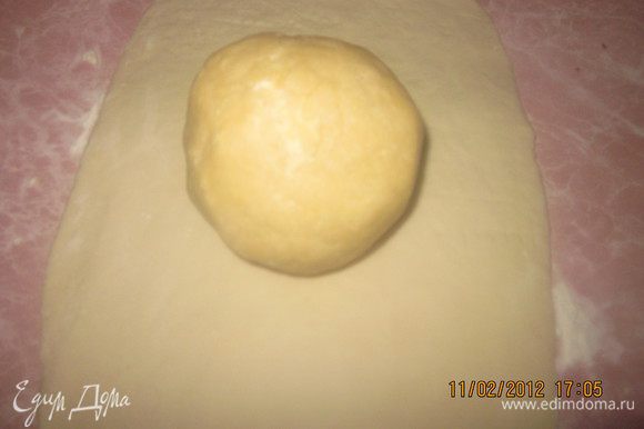 Для приготовления слоеного теста пользуюсь рецептом Снежинки Татьяны ( http://www.edimdoma.ru/recipes/32472) :Смешаем ингридиенты для теста 1- перетрем муку с маргарином в крошку.Скатаем шар.Вымесим тесто 2.Раскатаем его в пласт,на него сверху выыложим шар из теста 1.