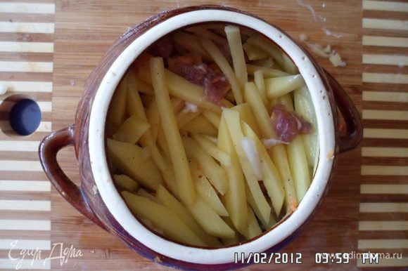 Мясо, морковь и картофель перемешать и разложить в горшочки, залить бульоном. Поставить в духовку. (ставить надо в холодную духовку, чтобы горшочек не треснул). Готовить 1,5 часа