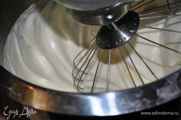 Приготовление коржей: Яйца взбить с сахаром до увеличения объема в 3 раза (около 15 минут).