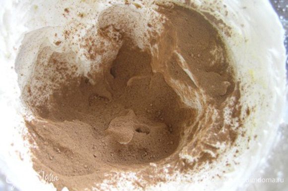 Просеять в сливки какао, перемешать до однородной бежевой массы. (Крем должен держать форму и быть крепким!)