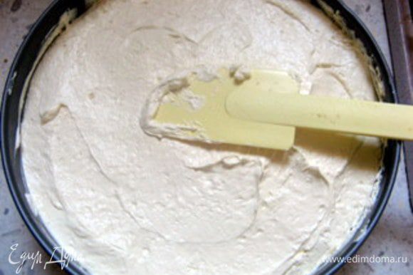 Накрыть клубнику 2/3 готового крема. Разровнять лопаткой.