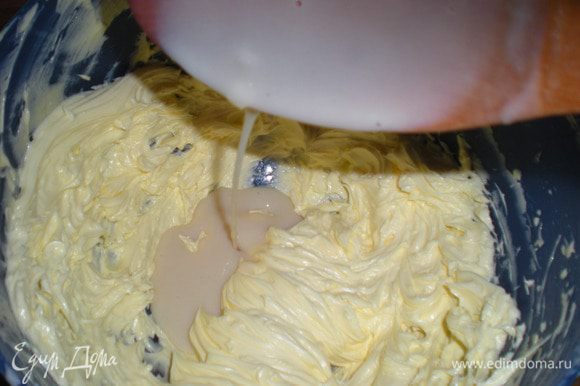 Непрерывно помешивая вводим по ложке заварного крема.В готовый крем добавить ликёр и ваниль или корицу.Размешать.