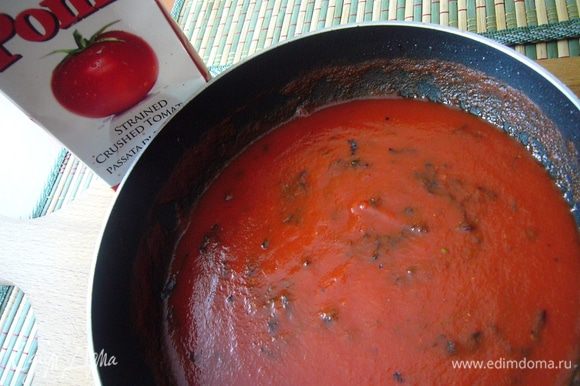 Мидии выложим в чашку, а на той сковороде, где они обжаривались потушим 10 мин томаты с мелко рубленными листьями базилика с добавлением соли, сахара и перца по вкусу.