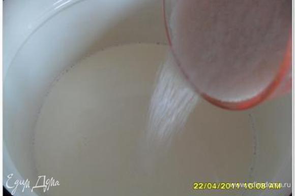 В 1 литре теплого молока растворить 0,5 кг сахара