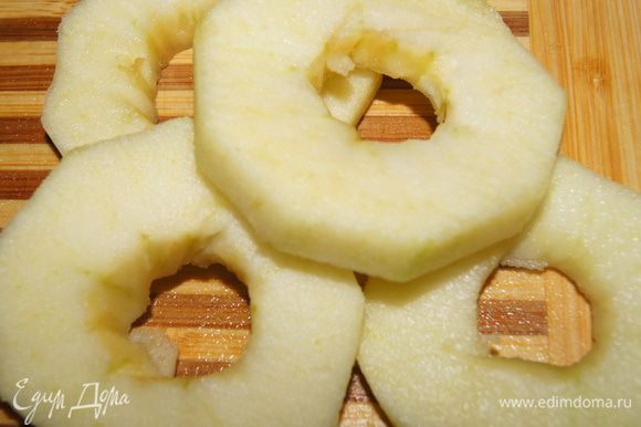 Яблоки вымыть и выемкой удалить сердцевину, очистить от кожицы.Нарезать кольцами примерно 0,8-1см.