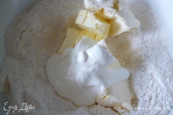 Светлое тесто:в миску к муке добавим сахар,разрыхлитель.Перемешаем,добавим половину масла и 2 ложки сметаны.