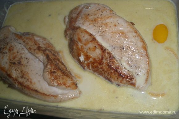 Как соус закипит, выливаем его на курицу и ставим в духовку, разогретую до 200 градусов на 30 минут.