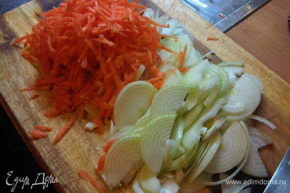 пока варится рыба, готовим овощи, трем на крупной терке морковку, режем лук полукольцами