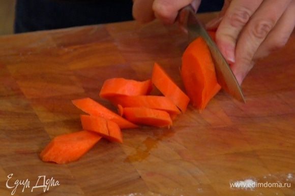 Морковь почистить и нарезать крупными кусками.