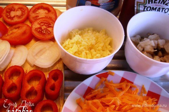 Морковь потереть на крупной тёрке, помидор, сладкий перец и лук порезать поперёк "шайбочками", мелко порезать грибы и сыр.