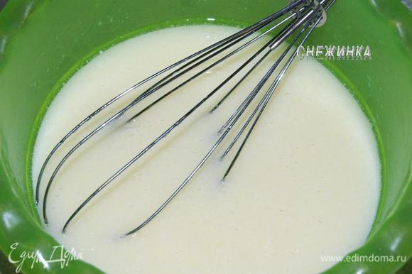 В другой миске смешиваем молоко, которое должно быть теплым, с растительным маслом и яйцом.